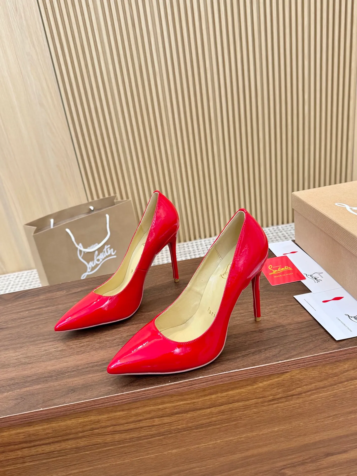 👟👟Ex-factory price 440👟👟 Genuine leather sole +40 Year-round shipment💝Christian Louboutin CL👠 Classic "💎Cow Patent Leather💎 Series" noble and luxurious, real blingbling👟👟 Real materials, all customized by the pattern maker, and the materials are made of original customized materials to achieve the taste of the original 6 color options💍 Upper: Imported 👉cow patent leather💪 Lining: Sheepskin foot pad/lining Size: 34-40.41.42 Heel height: 10.5cm and 8.5cm two options Leather sole Rubber sole
